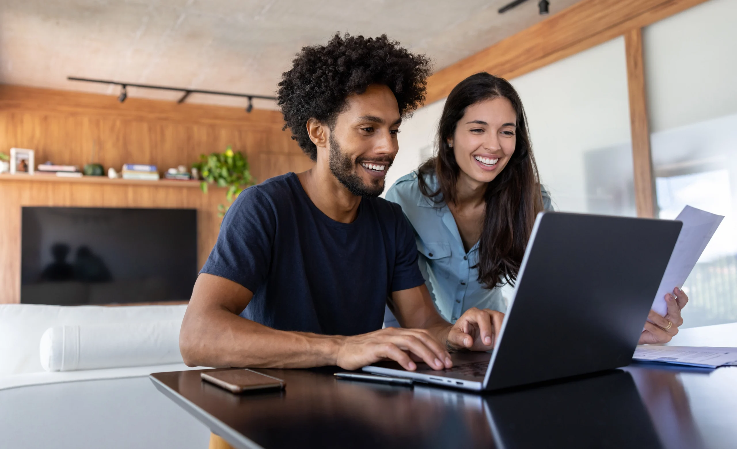 Casal mexendo juntos no computador